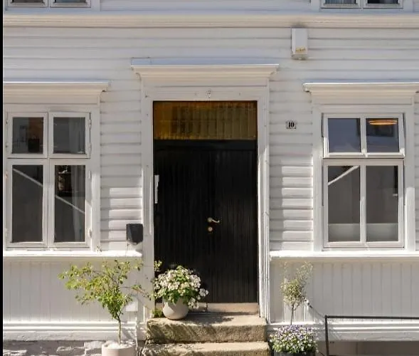 公寓 Centrally Located In *